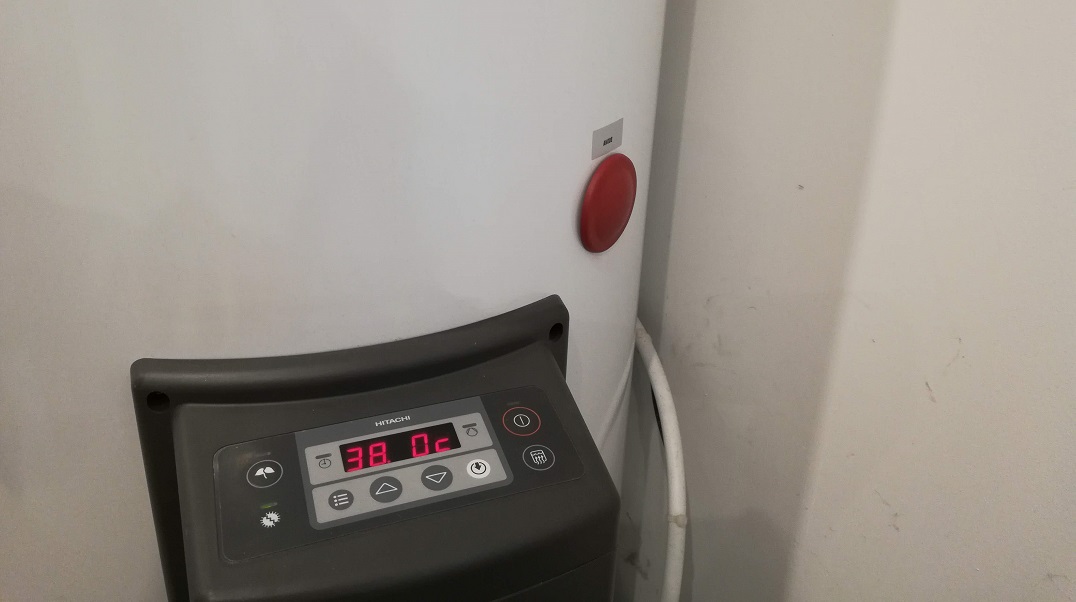 Opercule rouge masquant l'anode Magnésium