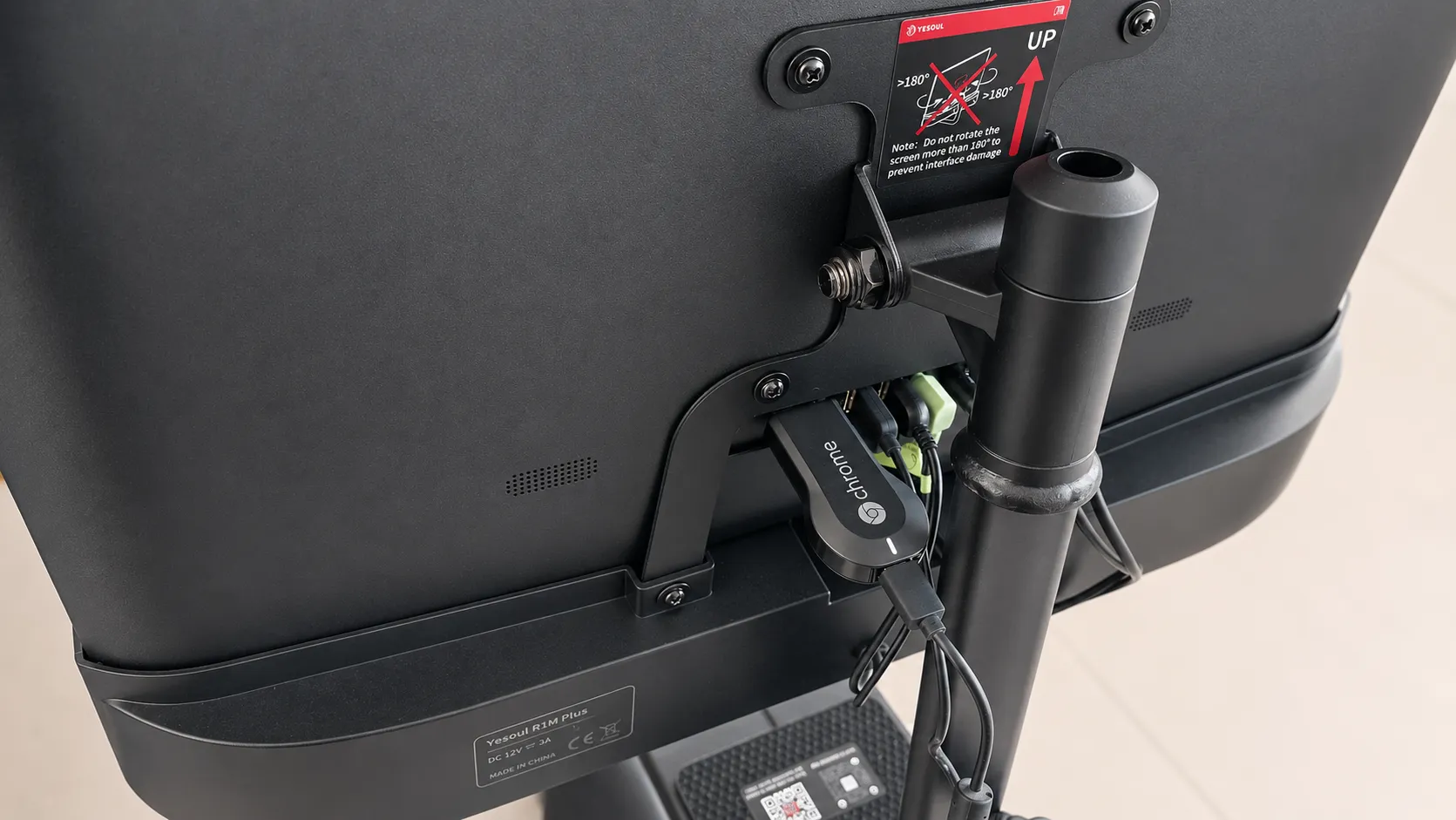 Google Chromecast branché sur le port HDMI du rameur Yesoul R1M Plus