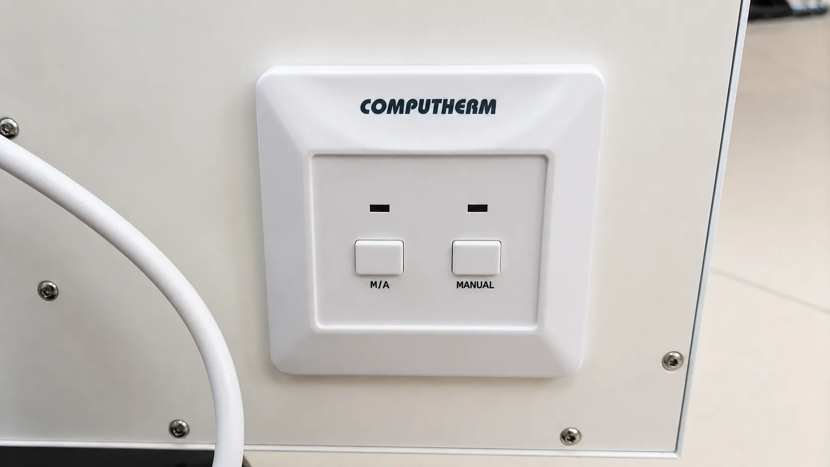 Le bouton Marche Arrêt du récepteur situé à l'arrière du radiateur AquilOhm Le bouton Marche Arrêt du récepteur situé à l'arrière du radiateur AquilOhm