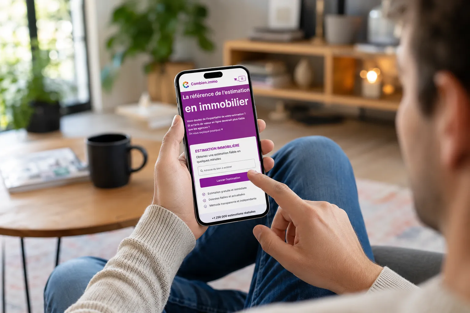 Particulier consultant son smartphone pour estimer son appartement en ligne