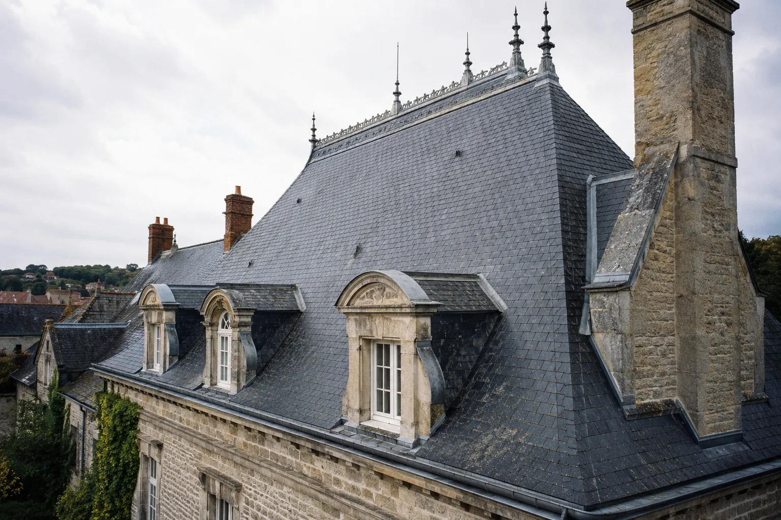 Toiture en ardoise naturelle sur une grande maison ancienne en France Toiture en ardoise naturelle sur une grande maison ancienne en France