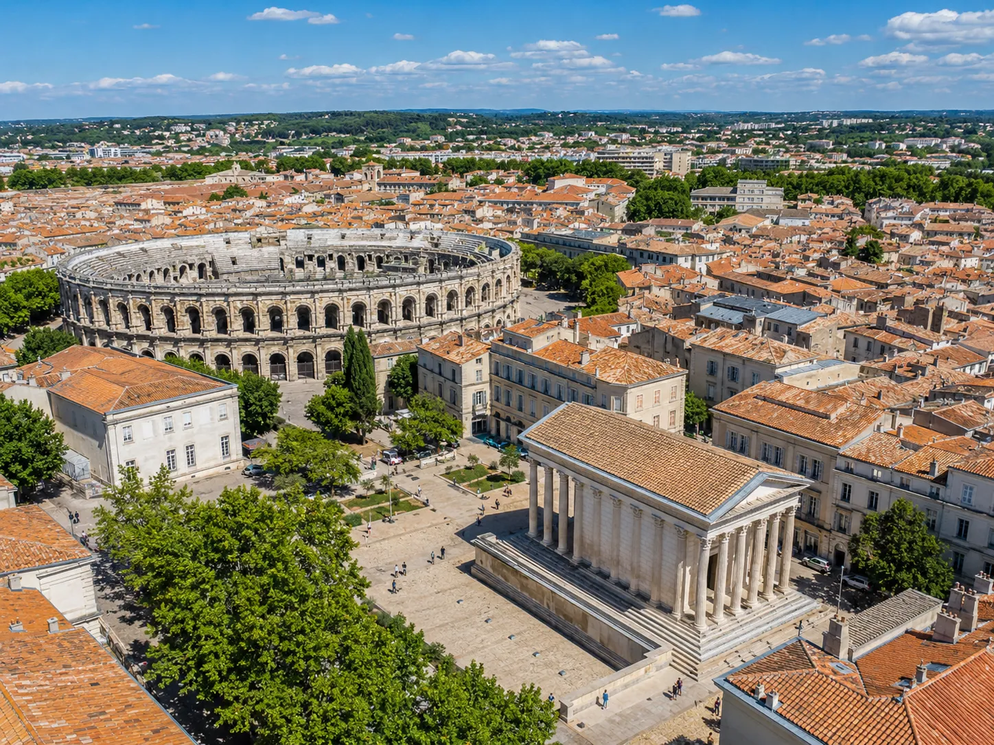 Vue aérienne du centre-ville de Nîmes avec les Arènes en arrière-plan