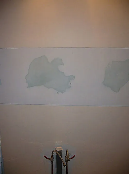 Tracé des repères muraux Tracé au mètre ruban de l'emplacement des faïences murales