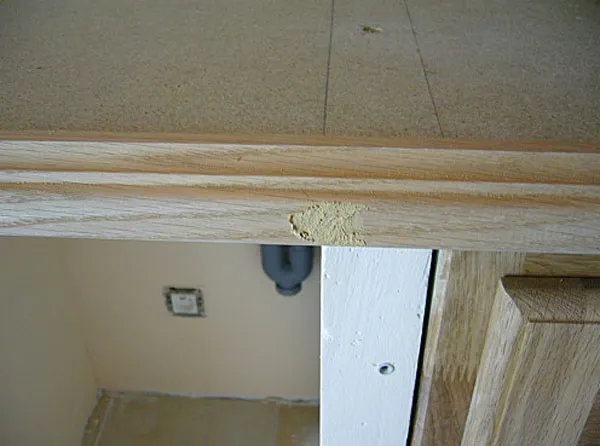 Pâte à bois avant ponçage Comblement des trous de vis à la pâte à bois
