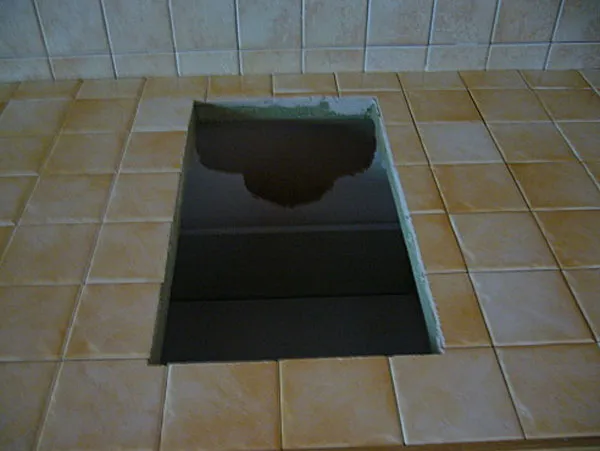 Carrelage du plan de travail Carrelage du plan de travail autour de l'évier