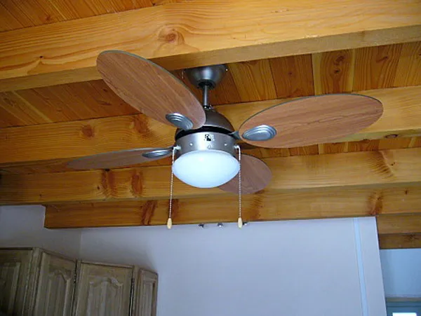 Lustre ventilateur installé Installation du lustre ventilateur