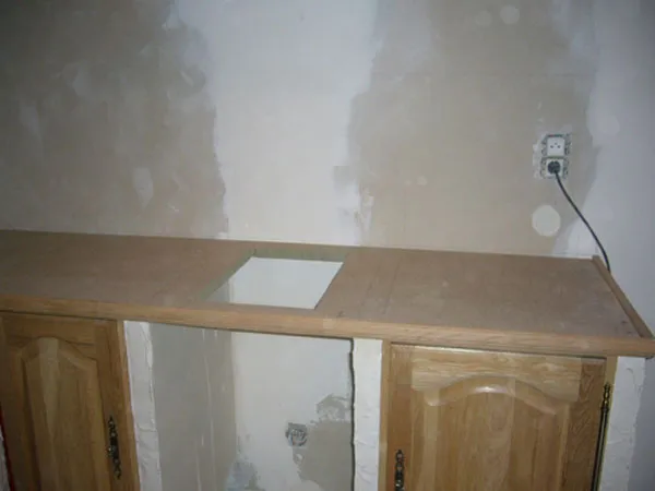 Découpe de l'emplacement des plaques de cuisson