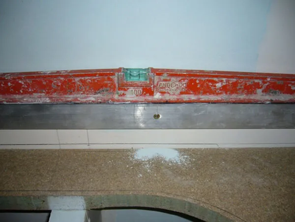 Règles en aluminium pour la pose de la faïence