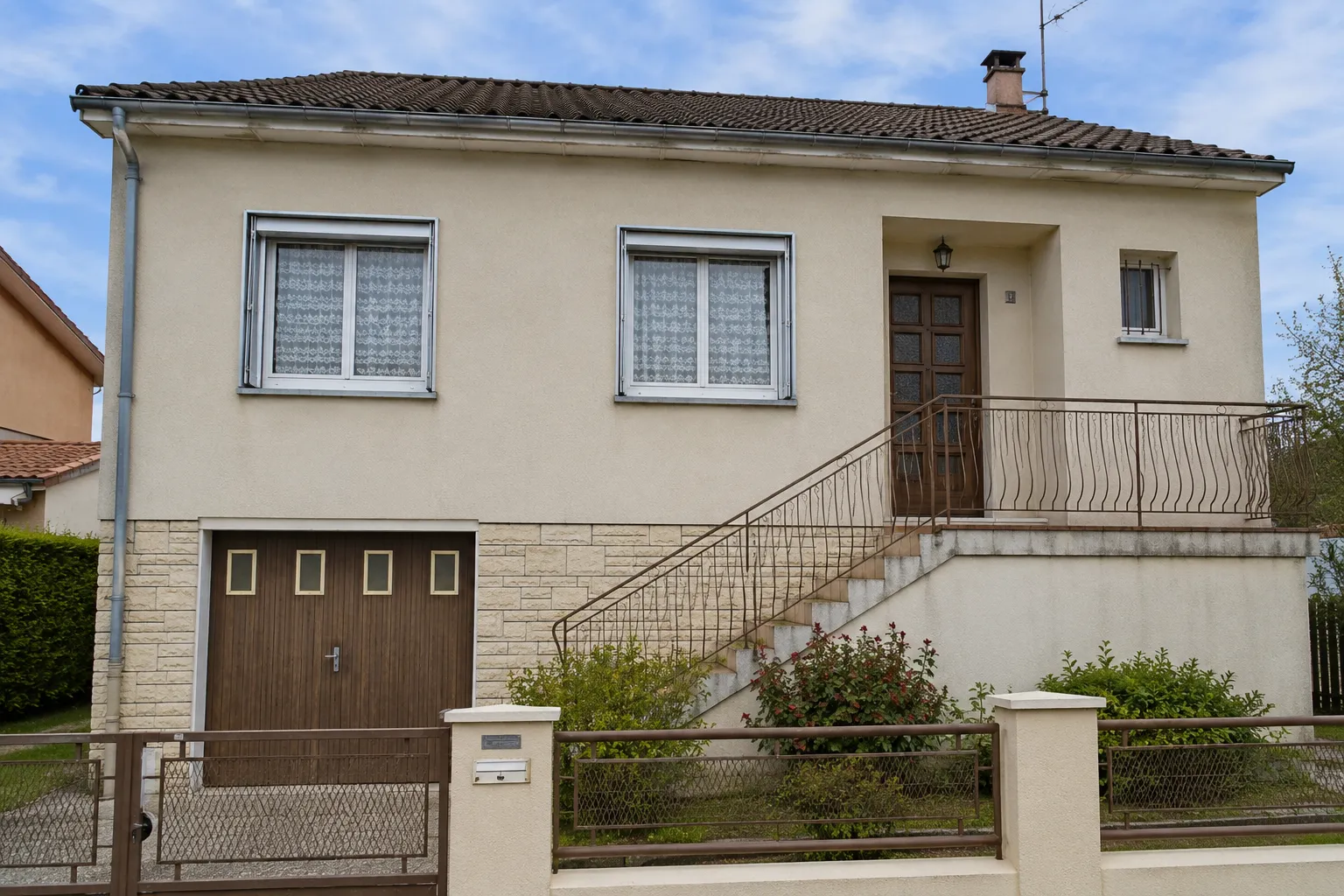 maison années 70 béton cellulaire cadres métalliques fenêtres