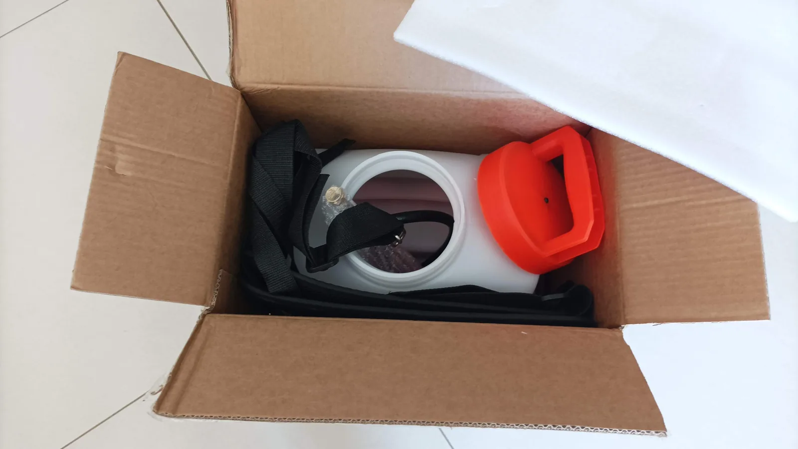 Déballage du pulvérisateur VEVOR Ouverture du carton du pulvérisateur VEVOR 16 L